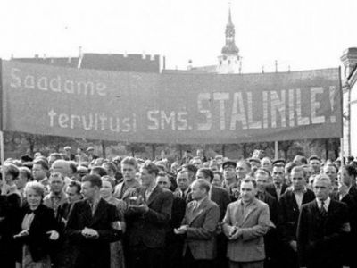 Манифестация, которая приветствует делегатов в Думе в Таллинне, Эстония, после аннексии Эстонии Советским Союзом. Фото: amistadhispanosovietica.blogspot.com Манифестация, которая приветствует делегатов в Думе в Таллинне, Эстония, после аннексии Эстонии Советским Союзом. Фото: amistadhispanosovietica.blogspot.com