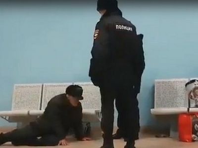 Полицейские и пожилой мужчина на вокзале в Башкирии. Скриншот видео: https://youtu.be/37h8ENHe3aE Полицейские и пожилой мужчина на вокзале в Башкирии. Скриншот видео: https://youtu.be/37h8ENHe3aE