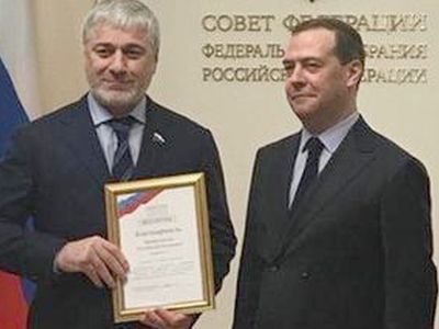 Премьер вручает благодарность сенатору Геремееву. Фото: runews24.ru Премьер вручает благодарность сенатору Геремееву. Фото: runews24.ru