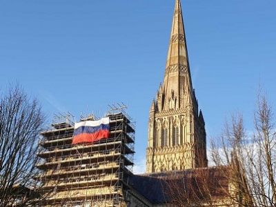 Флаг на соборе Девы Марии в Солсбери. Фото: spirefm.co.uk Флаг на соборе Девы Марии в Солсбери. Фото: spirefm.co.uk