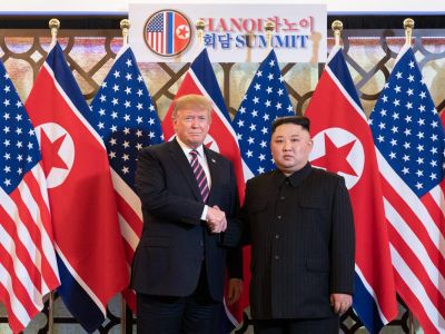 Дональд Трамп и Ким Чен Ын на саммите в Ханое, 27.2.19. Фото: t.me/Bell_daily Дональд Трамп и Ким Чен Ын на саммите в Ханое, 27.2.19. Фото: t.me/Bell_daily