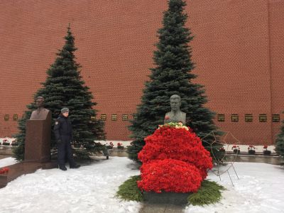 Цветы на могиле Сталина (до начала акции возложения), 5.3.19. Фото: https://t.me/kolezev/3601 Цветы на могиле Сталина (до начала акции возложения), 5.3.19. Фото: https://t.me/kolezev/3601