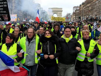 Протест "желтых жилетов" во Франции. Фото: Gonzalo Fuentes / REUTERS Протест "желтых жилетов" во Франции. Фото: Gonzalo Fuentes / REUTERS