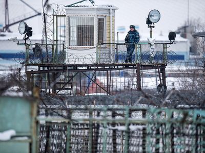Сотрудник охраны ФСИН на территории колонии №7 в Омске. Фото: Алексей Мальгавко / РИА Новости Сотрудник охраны ФСИН на территории колонии №7 в Омске. Фото: Алексей Мальгавко / РИА Новости