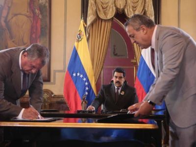 Глава Роснефти Игорь Сечин и президент PDVSA Эулохио дель Пино подписывают соглашение в Каракасе. Фото: Miraflores Palace/Handout via REUTERS Глава Роснефти Игорь Сечин и президент PDVSA Эулохио дель Пино подписывают соглашение в Каракасе. Фото: Miraflores Palace/Handout via REUTERS
