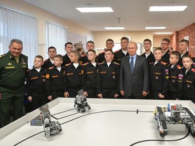Путин, суворовцы и роботы (СПб., суворовское училище, 23.4.19). Фото: kremlin.ru Путин, суворовцы и роботы (СПб., суворовское училище, 23.4.19). Фото: kremlin.ru