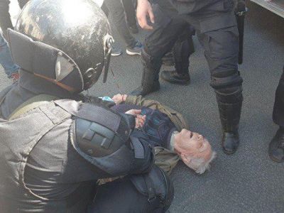 Последствия нападения омоновцев на участника демонстрации, Петербург, 1.5.19. Фото: t.me/mbkhmedia Последствия нападения омоновцев на участника демонстрации, Петербург, 1.5.19. Фото: t.me/mbkhmedia