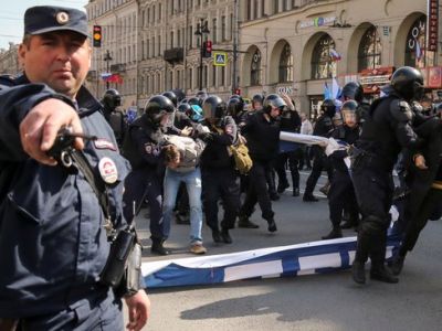 Разгон первомайской акции в Санкт-Петербурге, 1.5.19. Фото: meduza.io Разгон первомайской акции в Санкт-Петербурге, 1.5.19. Фото: meduza.io