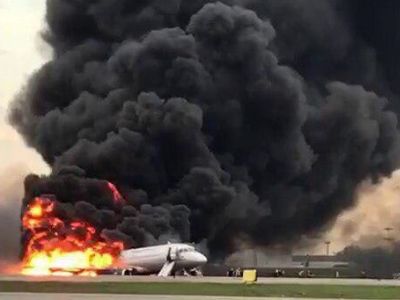 Горящий Sukhoi Superjet в Шереметьево, 5.5.19. Фото: znak.com Горящий Sukhoi Superjet в Шереметьево, 5.5.19. Фото: znak.com
