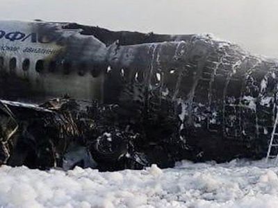 Сгоревший SSJ-100 в Шереметьево, 05.05.2019. Фото: Reuters Сгоревший SSJ-100 в Шереметьево, 05.05.2019. Фото: Reuters