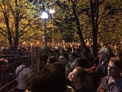 Екатеринбург, протесты против разрушения сквера у Драмтеатра, ночь с 13 на 14.5.19. Фото: Ольга Татарникова, t.me/fyodork Екатеринбург, протесты против разрушения сквера у Драмтеатра, ночь с 13 на 14.5.19. Фото: Ольга Татарникова, t.me/fyodork