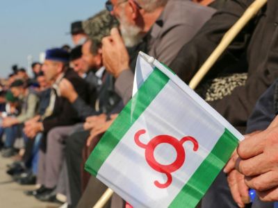 Флаг Ингушетии в руках одного из участников акии протеста в Магасе, 9 октября 2018. Фото: Елена Афонина / ТАСС Флаг Ингушетии в руках одного из участников акии протеста в Магасе, 9 октября 2018. Фото: Елена Афонина / ТАСС