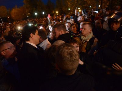 Мэр Екатеринбурга А.Высокинский в сквере у Драмтеатра, 16.5.19. Фото: e1.ru Мэр Екатеринбурга А.Высокинский в сквере у Драмтеатра, 16.5.19. Фото: e1.ru