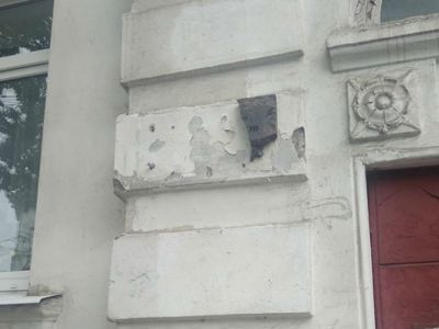 Разбитая доска Борису Немцову. Фото: Юрий Живаго / Facebook.com Разбитая доска Борису Немцову. Фото: Юрий Живаго / Facebook.com