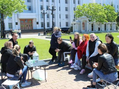 Голодовка сирот у здания правительства. Фото: Аmurmedia.ru Голодовка сирот у здания правительства. Фото: Аmurmedia.ru