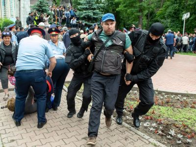 Акция протеста в Алма-Ате в день выборов. Фото: AP / Scanpix Акция протеста в Алма-Ате в день выборов. Фото: AP / Scanpix