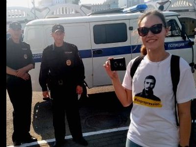 Активист в футболке с "нежелательным лицом". Фото: Сергей Горчаков, Каспаров.Ru Активист в футболке с "нежелательным лицом". Фото: Сергей Горчаков, Каспаров.Ru