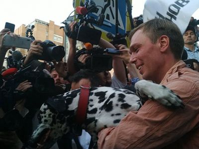 Иван Голунов с собакой после освобождения и прекращения уголовного дела, 11.6.19. Фото: https://t.me/stormdaily Иван Голунов с собакой после освобождения и прекращения уголовного дела, 11.6.19. Фото: https://t.me/stormdaily