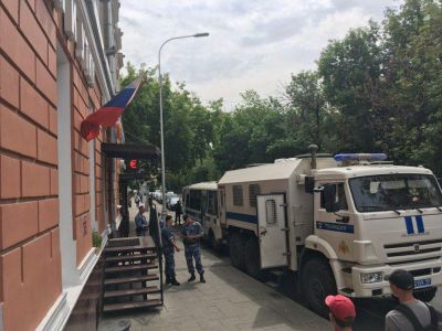Автозаки на Чистых прудах, где должна была 12.6.19 начаться акция против силового беспредела. Фото: "МБХ медиа" Автозаки на Чистых прудах, где должна была 12.6.19 начаться акция против силового беспредела. Фото: "МБХ медиа"