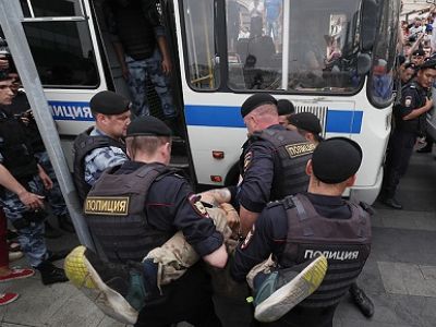 Задержания на акции в поддержку Ивана Голунова в Москве. Фото: Reuters Задержания на акции в поддержку Ивана Голунова в Москве. Фото: Reuters