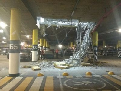 Обрушение в торговом центре "Мега Дыбенко". Фото: 47news.ru Обрушение в торговом центре "Мега Дыбенко". Фото: 47news.ru