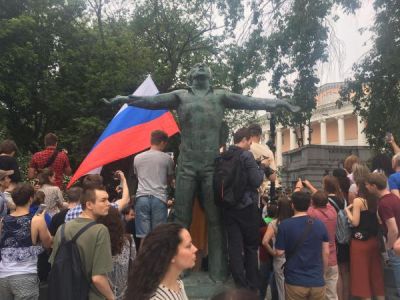 Участники марша в Москве возле памятника Владимиру Высоцкому, 12 июня. Фото: ru.rfi.fr Участники марша в Москве возле памятника Владимиру Высоцкому, 12 июня. Фото: ru.rfi.fr