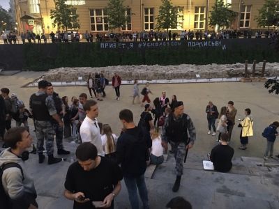Движение "Лев против" и ОМОН в общественном пространстве "Яма", Москва, 14.6.19. Фото: pikabu.ru Движение "Лев против" и ОМОН в общественном пространстве "Яма", Москва, 14.6.19. Фото: pikabu.ru