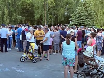 Сход в Чемодановке. Фото: Александр Воронин, Каспаров.Ru Сход в Чемодановке. Фото: Александр Воронин, Каспаров.Ru