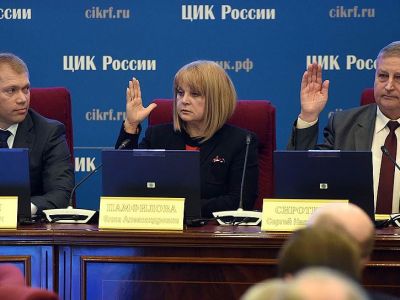 Председатель ЦИК России Элла Памфилова (в центре). Фото: Дмитрий Духанин / Коммерсант Председатель ЦИК России Элла Памфилова (в центре). Фото: Дмитрий Духанин / Коммерсант