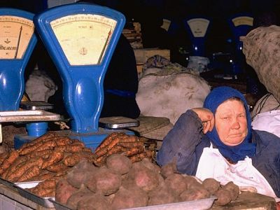Торговля "натуральными советскими продуктами". Фото: Igor Gavrilov, www.gettyimages.com Торговля "натуральными советскими продуктами". Фото: Igor Gavrilov, www.gettyimages.com