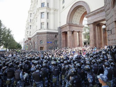 ОМОН и протестующие в Москве. Фото: EPA ОМОН и протестующие в Москве. Фото: EPA