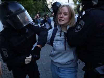 Задержание Дарьи Сосновской, Москва, 10.8.19. Фото: facebook.com/profile.php?id=100009287548139 Задержание Дарьи Сосновской, Москва, 10.8.19. Фото: facebook.com/profile.php?id=100009287548139