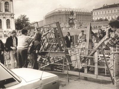 Баррикада на Исаакиевской пл. у Мариинского дворца, 19.8.1991. Фото: polithistory.ru Баррикада на Исаакиевской пл. у Мариинского дворца, 19.8.1991. Фото: polithistory.ru