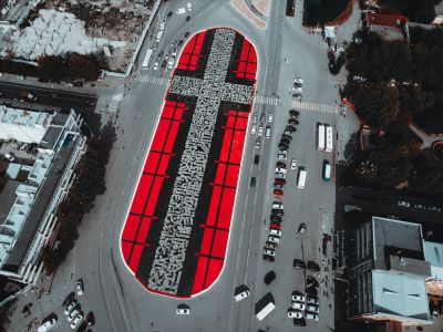 "Супрематический крест" Покраса Лампаса, Екатеринбург. Фото: "Стенограффия" "Супрематический крест" Покраса Лампаса, Екатеринбург. Фото: "Стенограффия"