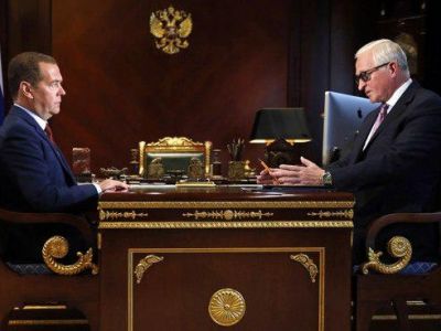 Д.Медведев и председатель Российского союза промышленников и предпринимателей А.Шохин. Фото: i.yapx.ru Д.Медведев и председатель Российского союза промышленников и предпринимателей А.Шохин. Фото: i.yapx.ru