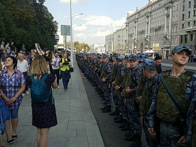 Сотрудники Росгвардии, стоящие в оцеплении, во время шествия 31 августа. Фото: Владимир Моторин / Forbes Сотрудники Росгвардии, стоящие в оцеплении, во время шествия 31 августа. Фото: Владимир Моторин / Forbes