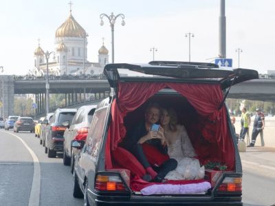 Свадьба Собчак и Богомолова ("свадьба на катафалке"). Фото: gazeta.ru Свадьба Собчак и Богомолова ("свадьба на катафалке"). Фото: gazeta.ru