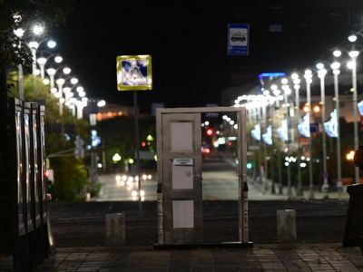 Дверь "Открыто для тех, кто ждет". Фото: ВКонтакте Дверь "Открыто для тех, кто ждет". Фото: ВКонтакте