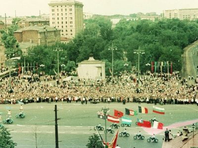 Открытие Всемирного естиваля молодежи и студентов, 1957 г., вид с Цветного бульвара. Фото: Л.Николаев, cameralabs.org Открытие Всемирного естиваля молодежи и студентов, 1957 г., вид с Цветного бульвара. Фото: Л.Николаев, cameralabs.org