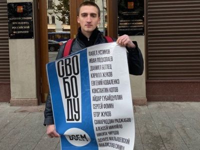 Павел Устинов на пикете "Свободу всем!" у Администрации президента. Фото: Полина Ауг, www.facebook.com/alla.frolova2 Павел Устинов на пикете "Свободу всем!" у Администрации президента. Фото: Полина Ауг, www.facebook.com/alla.frolova2
