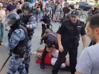 Задержания на акции 27 июля в Москве. Скриншот видео Russia News Today Kuzbass / youtube.com Задержания на акции 27 июля в Москве. Скриншот видео Russia News Today Kuzbass / youtube.com