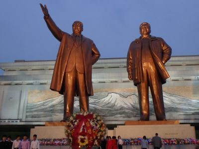 Монумент великим Вождям и венок от Ким Чен Ына. Фото: Григорий Амнуэль Монумент великим Вождям и венок от Ким Чен Ына. Фото: Григорий Амнуэль