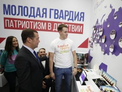 Д.Медведев в штабе "Молодой Гвардии Единой России". Фото: government.ru Д.Медведев в штабе "Молодой Гвардии Единой России". Фото: government.ru