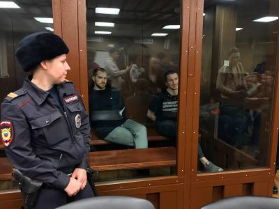 Максим Мартинцов и Егор Лесных перед оглашением резолютивной части приговора. Фото: Александр Бородихин / Медиазона Максим Мартинцов и Егор Лесных перед оглашением резолютивной части приговора. Фото: Александр Бородихин / Медиазона