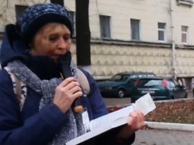 Светлана Марина читает фамилии репрессированных. Фото: Yandex.com Светлана Марина читает фамилии репрессированных. Фото: Yandex.com