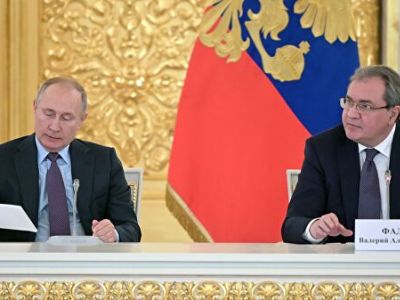 Президент РФ Владимир Путин и советник президента РФ председатель Совета при президенте РФ Валерий Фадеев. Фото: Сергей Гунев / РИА Новости Президент РФ Владимир Путин и советник президента РФ председатель Совета при президенте РФ Валерий Фадеев. Фото: Сергей Гунев / РИА Новости