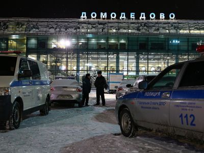 Автомобили полиции в аэропорту Домодедово после крушения пассажирского самолета Ан-148, 11 февраля 2018 года. Фото: Михаил Терещенко / ТАСС Автомобили полиции в аэропорту Домодедово после крушения пассажирского самолета Ан-148, 11 февраля 2018 года. Фото: Михаил Терещенко / ТАСС