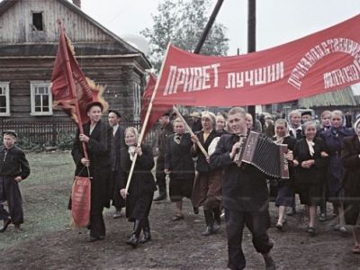 Сельская демонстрация в СССР. Фото публикуется: maxim-nm.livejournal.com Сельская демонстрация в СССР. Фото публикуется: maxim-nm.livejournal.com