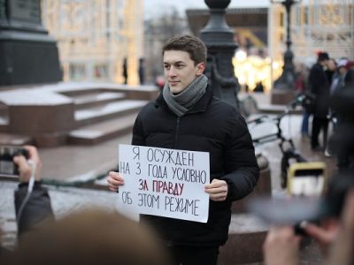 Активист Егор Жуков на пикете. Фото: novayagazeta.ru Активист Егор Жуков на пикете. Фото: novayagazeta.ru