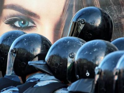 Сотрудники правоохранительных органов во время дежурства у Гостинного двора, где планируется проведение несанкционированной акции оппозиции в защиту 31-й статьи Конституции. Фото: Александр Чиженок / Коммерсант Сотрудники правоохранительных органов во время дежурства у Гостинного двора, где планируется проведение несанкционированной акции оппозиции в защиту 31-й статьи Конституции. Фото: Александр Чиженок / Коммерсант